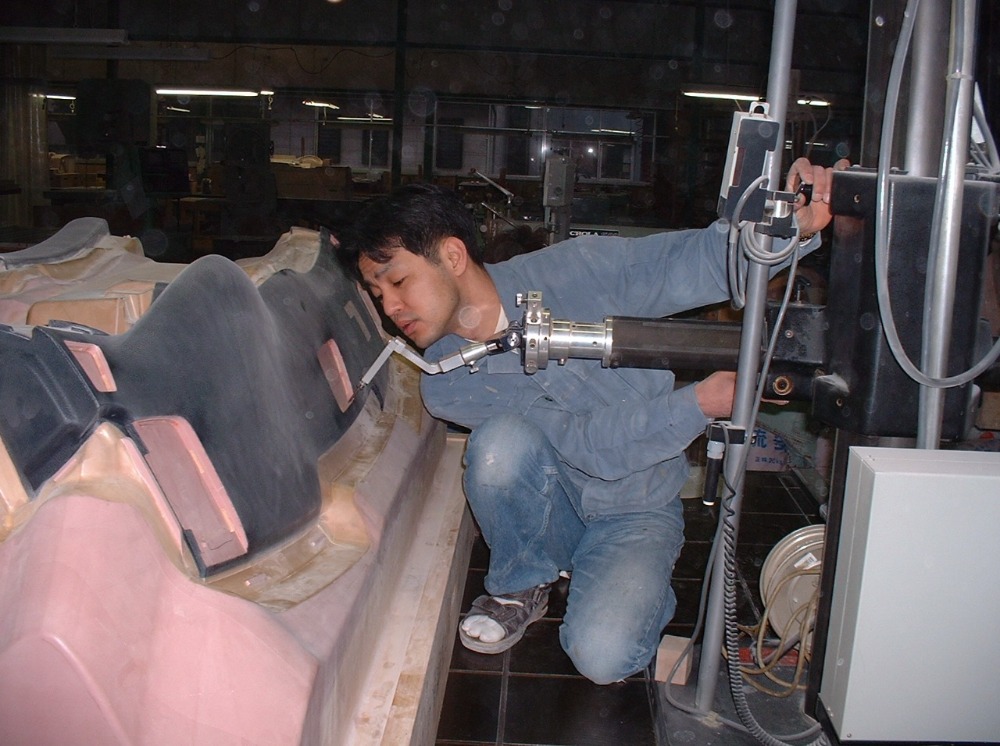 マスターモデル職人による寸法検査作業中